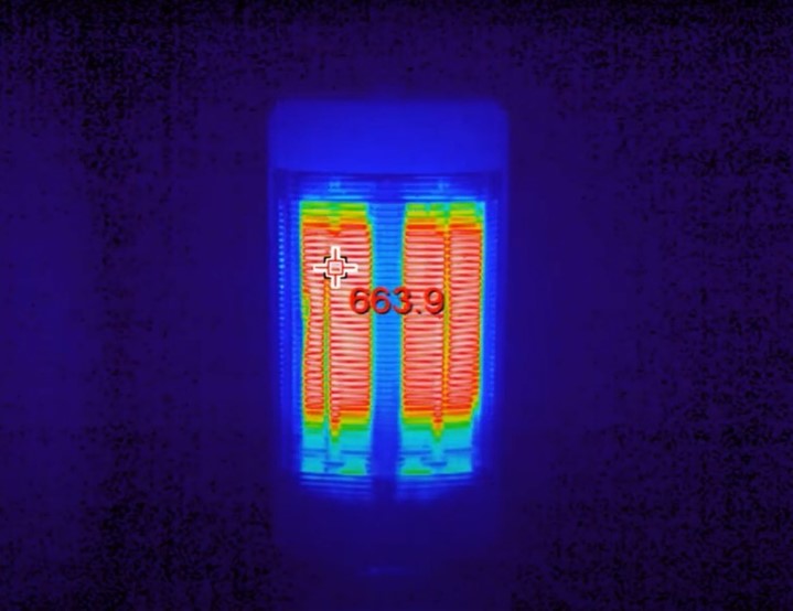 写真３　電気ストーブのヒータ部分の温度測定