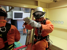 ヘリ模擬装置によるホイスト救助訓練2