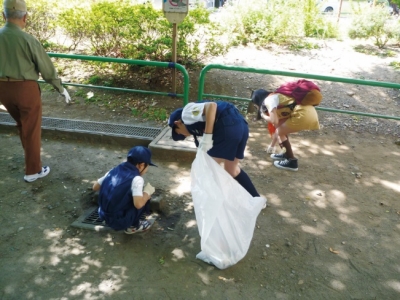 駅前で環境美化活動する少年団