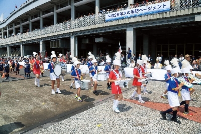 水の消防ページェントでパレードする消防少年団