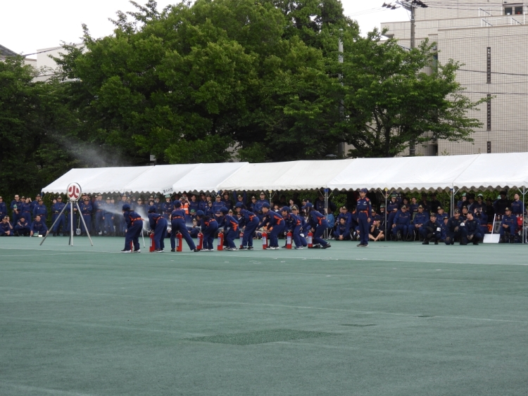 消防少年団員の放水の様子