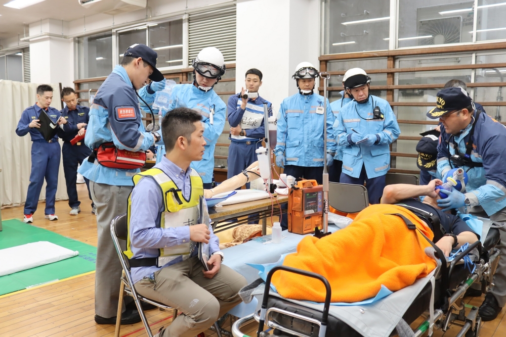 ストレッチャーを使った訓練写真