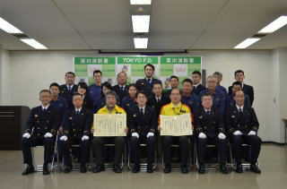 平成30年1月22日（月）深川災害時支援ボランティア2名の方に対し、消防総監感謝状贈呈式が実施されました。今回受賞された2名の方は、ボランティアコーディネーターの講習を受け、10年以上活動し、昨年1年間も訓練や行事に6回以上積極的に参加した功労が評価され、受賞されました。