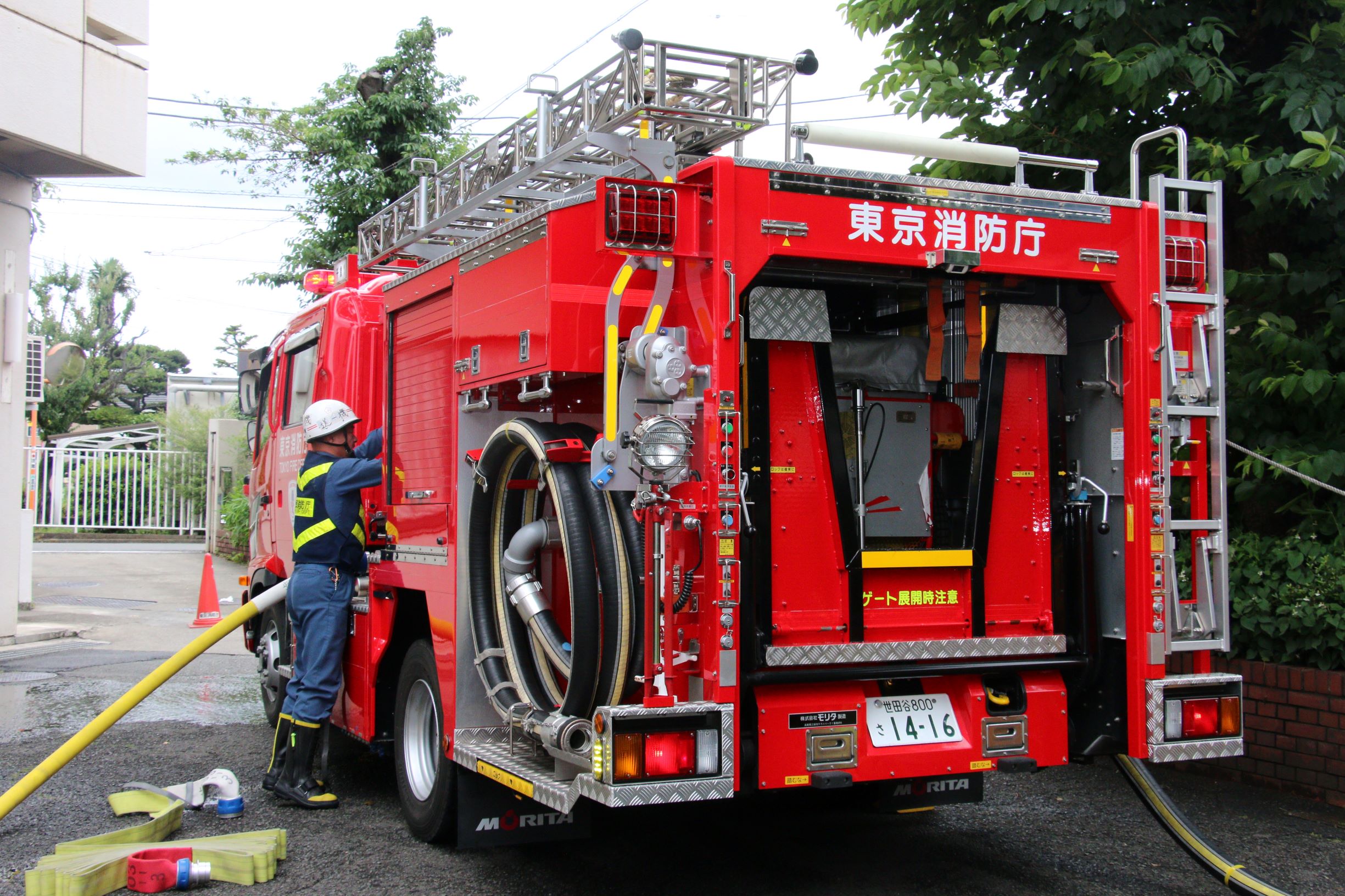 訓練でポンプ車を操作する隊員