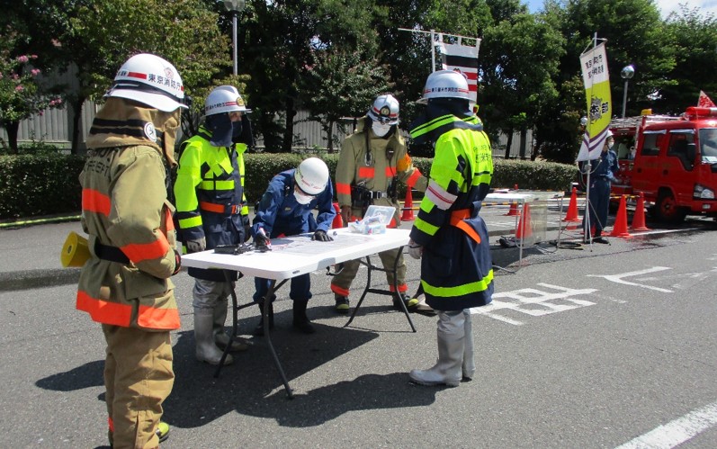東京都消防訓練所教官や消防署員の指導を受け、消防団員の技術向上訓練を行います。