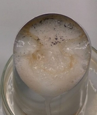 ②徐々に気体が発生したアルミ缶の内部の状況