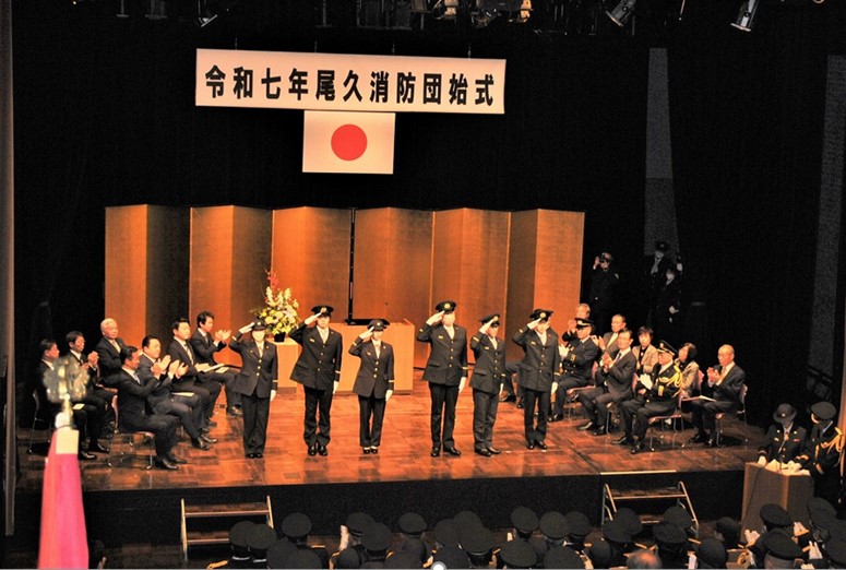 消防団員の敬礼