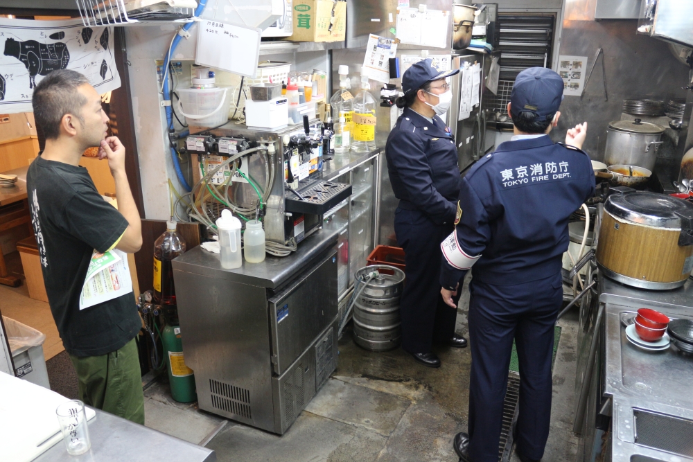飲食店の厨房に立ち入って、検査をする様子