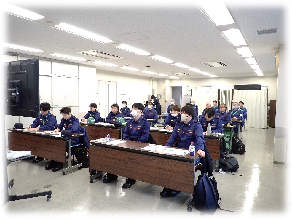 新入団員にむけて講義中