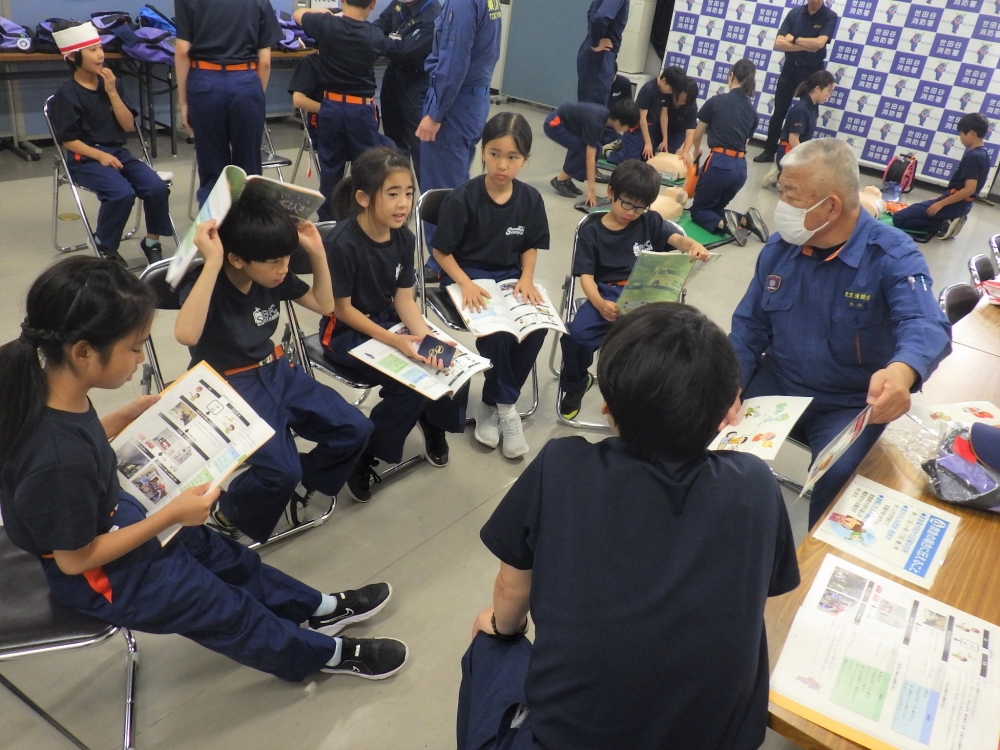 <通報訓練のようす>新入団員は、通報章の取得に向けて通報訓練を行いました。 通報の際には、焦らずに住所やまわりの様子を正しく伝えられるように何回も練習をしました。