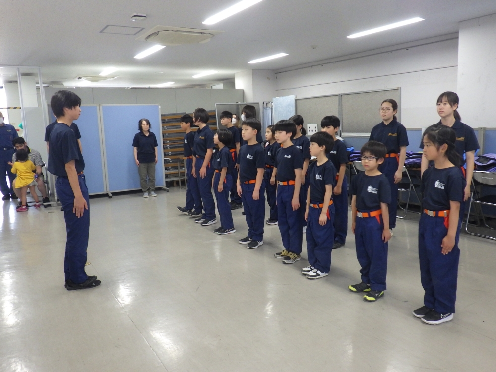 <規律訓練の様子>少年団活動の基礎となる規律訓練。 指揮者の号令に合わせて、てきぱきと動きました。