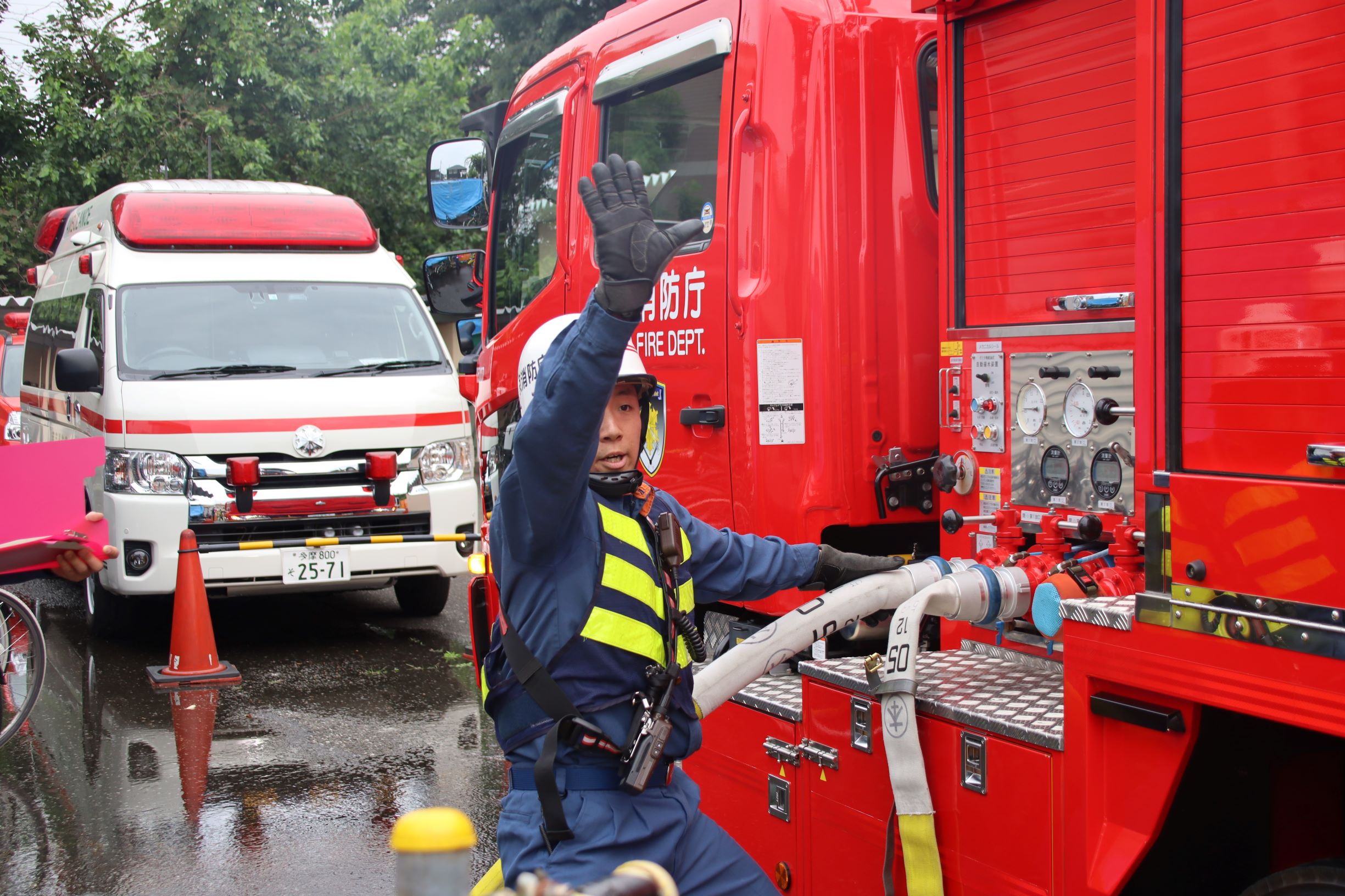 一刻も早く消防隊に水を送るために活動するポンプ機関員（運転手）