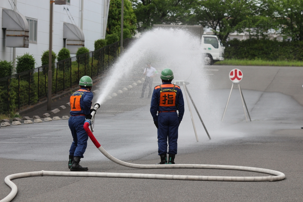 消防団員が一生懸命消火する様子