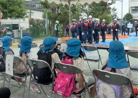 訓練を見学する園児