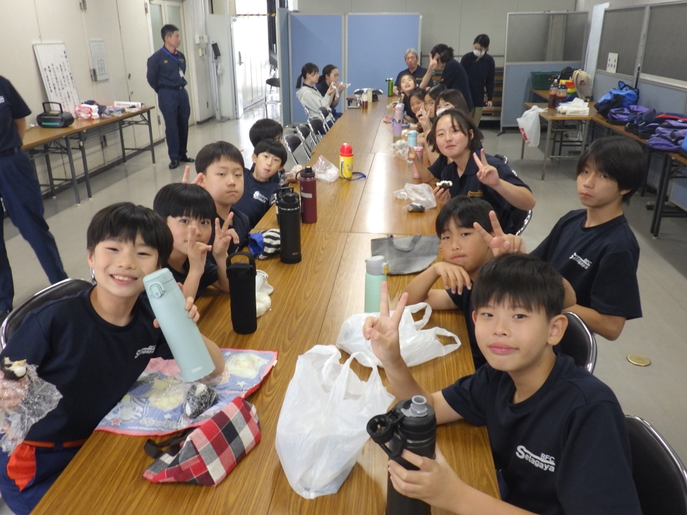<昼食の様子>たくさん訓練をした後は、お昼ご飯を食べました。 おいしそうに食べていましたね!