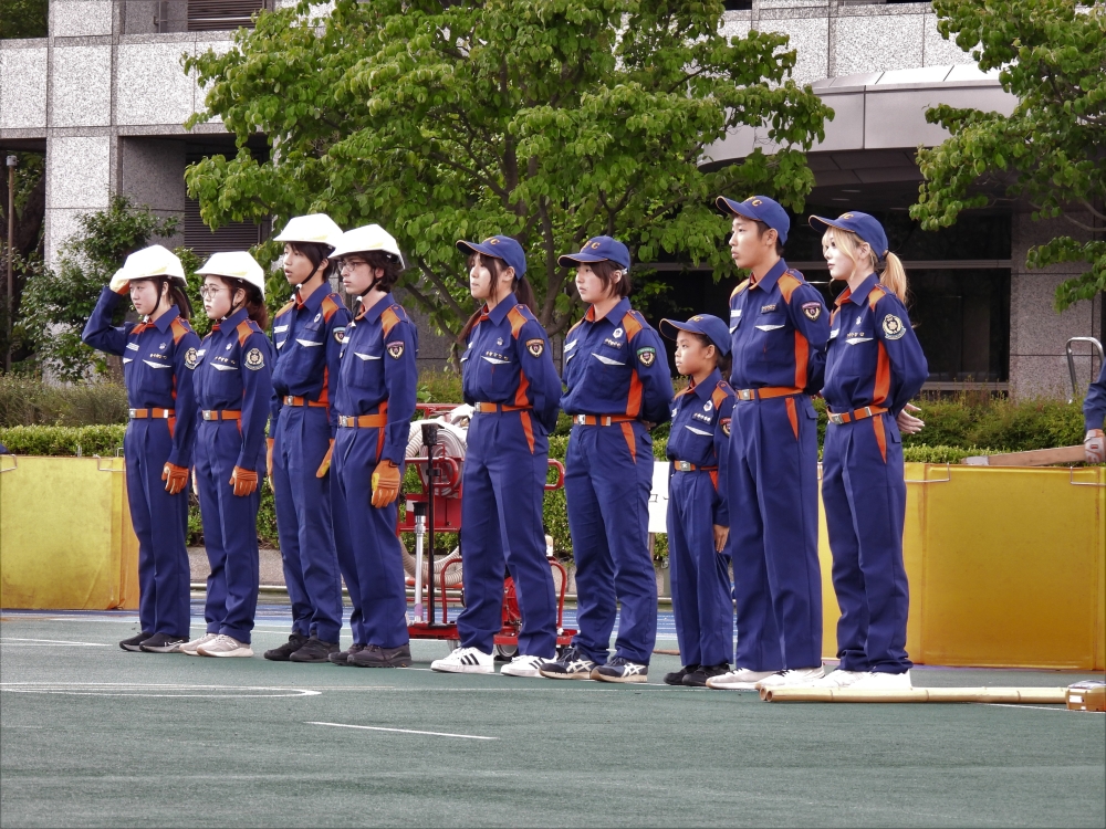 高校生と中学生チームは、D級ポンプを使った初期消火を行いました。 息の合った連携でホースを伸ばし、無事に消火することができました。