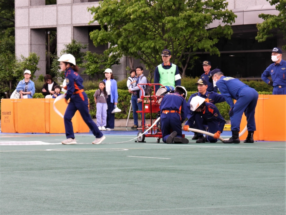 高校生と中学生チームは、D級ポンプを使った初期消火を行いました。 息の合った連携でホースを伸ばし、無事に消火することができました。