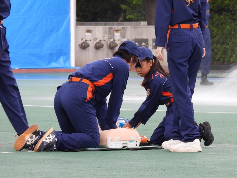 倒れた人を助けるために、AEDの装着と胸骨圧迫を行いました。 また、竹竿と毛布を使って応急担架を作ることで迅速な救護活動ができました。