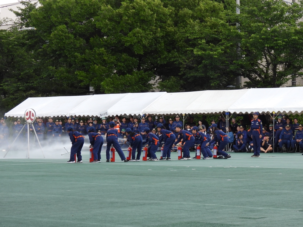 中学生と小学生チームによる初期消火を行いました。 大きな声を出しながら、正しく消火器を使うことが出来ました。