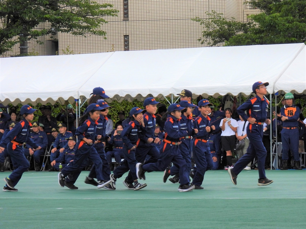 中学生と小学生チームによる初期消火を行いました。 大きな声を出しながら、正しく消火器を使うことが出来ました。