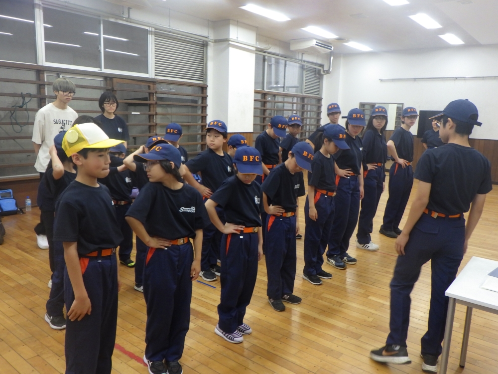 規律訓練では、少年団活動の基本動作である気を付けの姿勢や右へならえを 繰り返し練習しました。