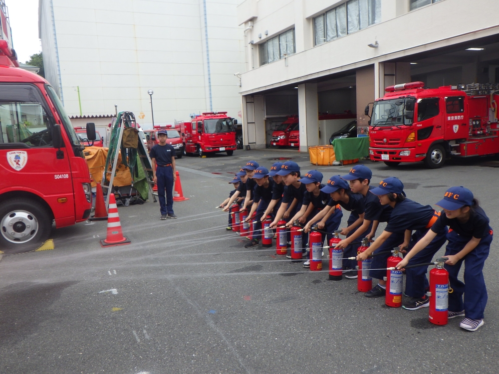 小学生団員は消火器を使った初期消火訓練を行いました。 全員で息を合わせた消火をすることが出来ました。