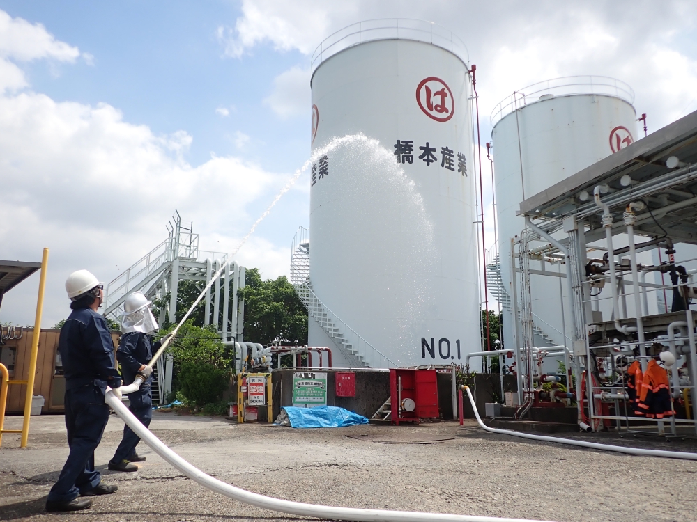 危険物施設で消火訓練を実施している様子