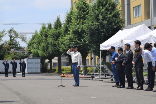 署長敬礼写真