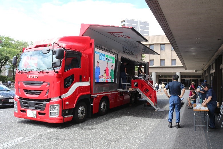 町屋斎場にVR防災体験車が来ている様子
