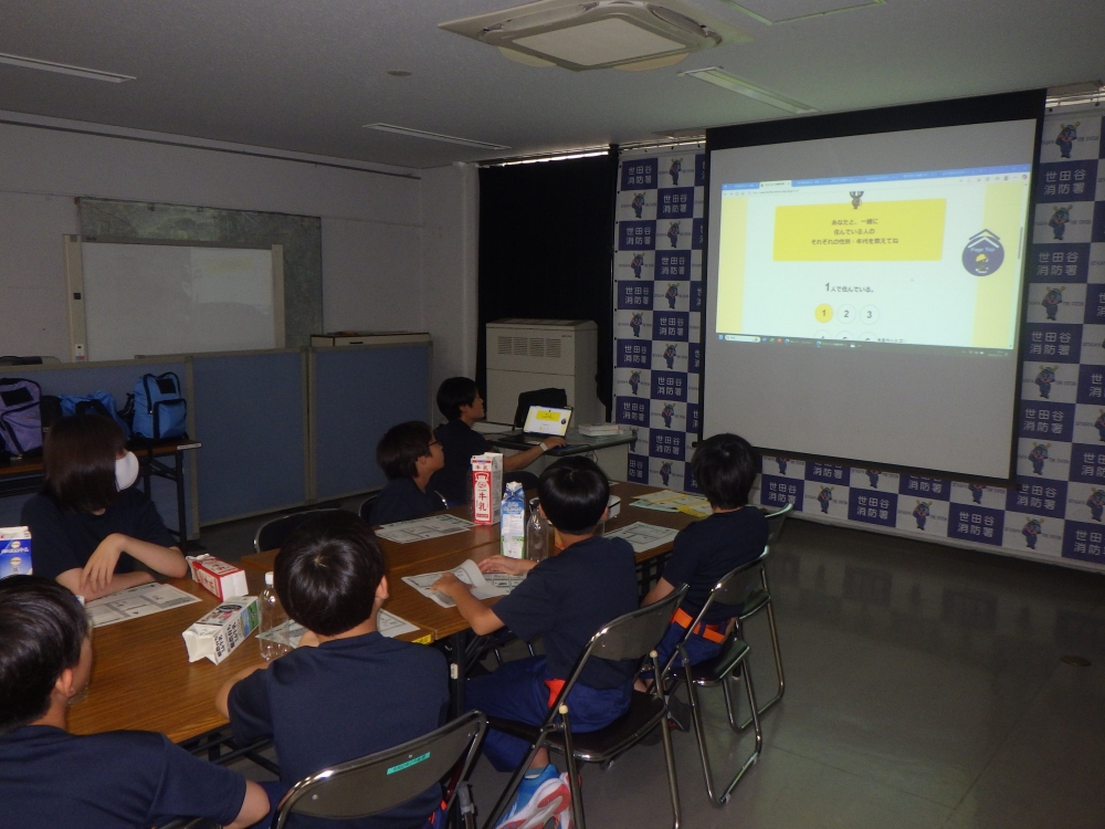 少年団員が防災教養を受けている写真