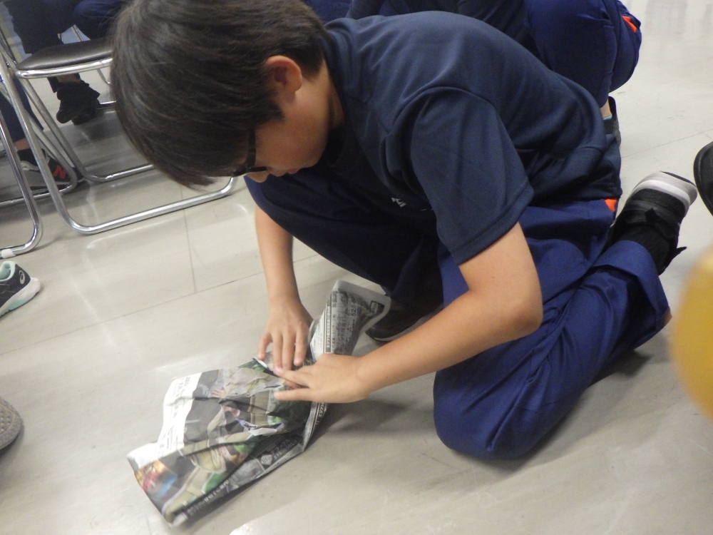 少年団員が防災スリッパを作成する写真