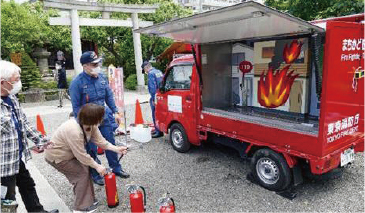 まちかど防災訓練車で訓練する様子