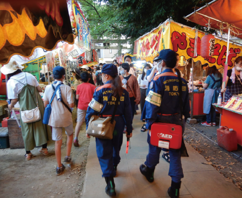 祭りで活動する消防団員