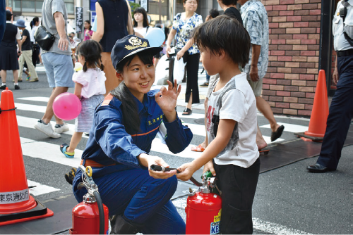 街頭で活動する消防団員