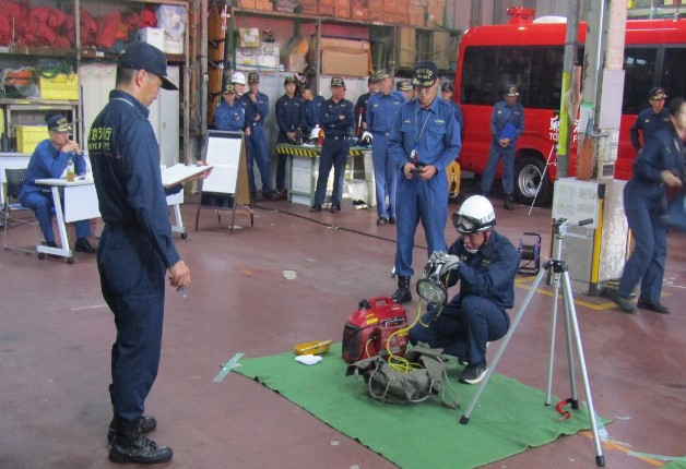 消防活動で使用する投光器を点検している様子