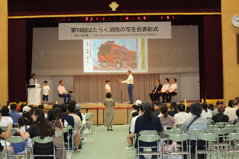 児童が賞状を受け取る様子