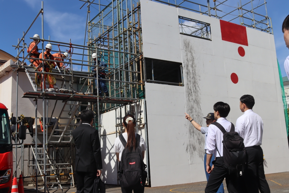 訓練を見学する学生たち