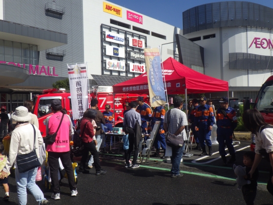 イオンモール日の出と消防ブース