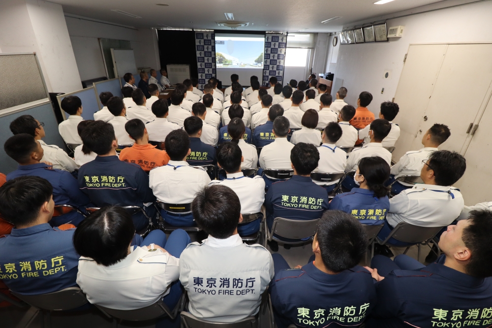 署員が集まって聴講している写真