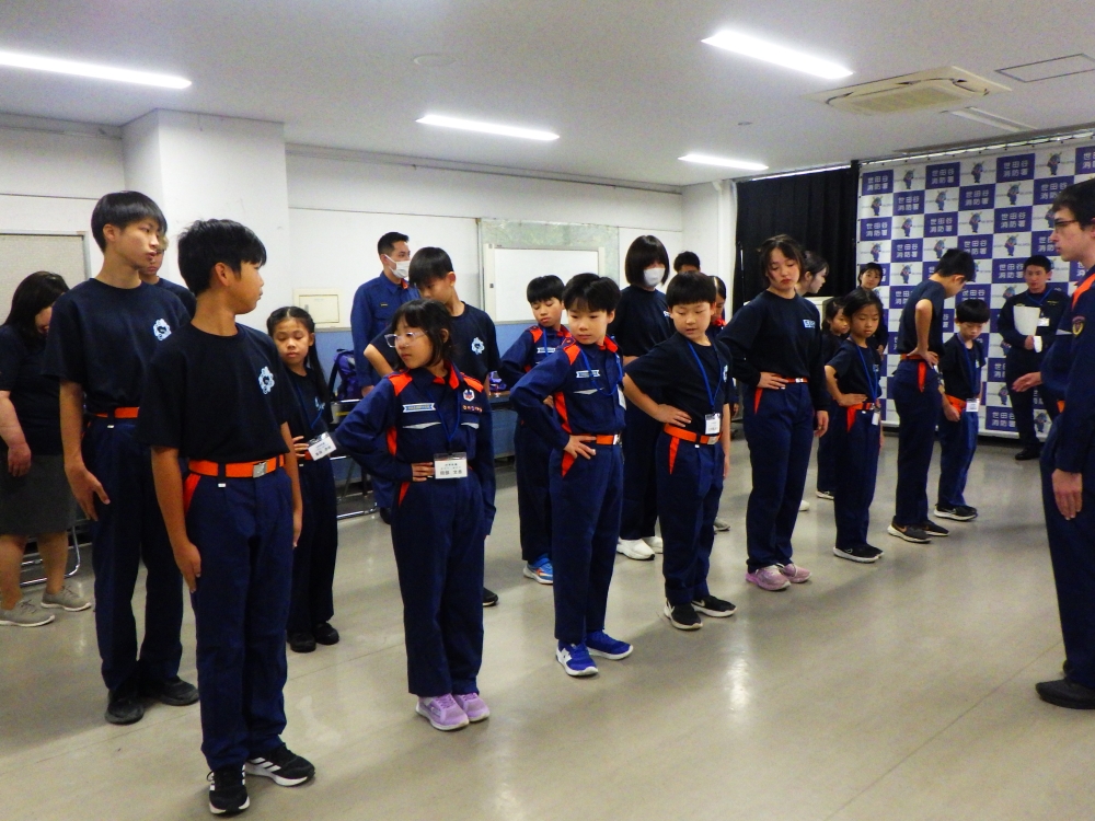 少年団としての基本動作（気をつけの姿勢や敬礼）を学びました。 練習を重ねることで息の合った動きができるようになりました。
