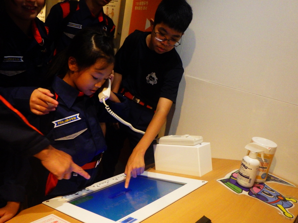 １１９番通報の練習ができる装置を使用して、火災や救急現場の状況を 正しく通報する練習をしました。落ち着いて説明したり、正しい住所を伝えることができましたね。