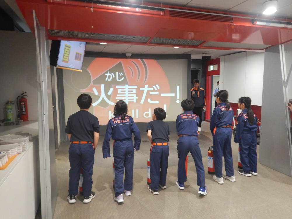 大型スクリーンに映し出された炎に向かって、訓練用消火器を使った初期消火を行いました。日頃の訓練のおかげで、大きな声で火災を知らせたり、正しい手順で消火器を使うことができました。