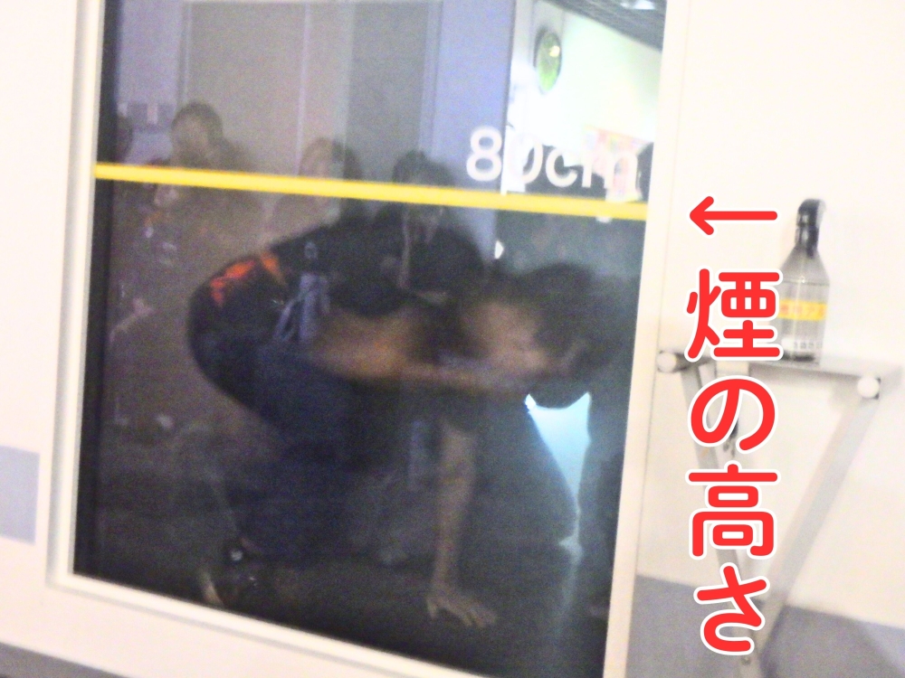 訓練の様子＞   団員同士で手を取り合いながら、煙の中でも協力して出口を探すことができました。 中学生団員にはリーダーになってもらい、全員が安全に避難できるよう指示を出してもらいました。