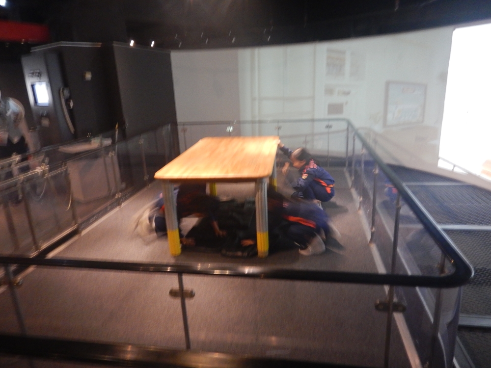 体験の様子＞   様々な種類に揺れを体験することで、自身のときに必要な行動を学びました。 揺れを感じたら、安全な場所に素早く移動することができました。