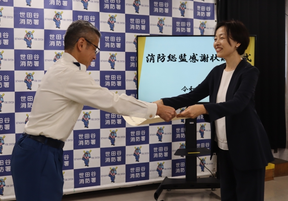 賞状を渡している写真