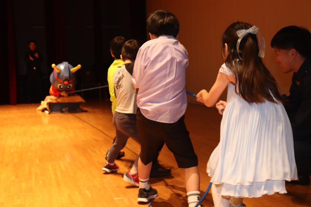 子どもたちが力を合わせて救出訓練をする様子