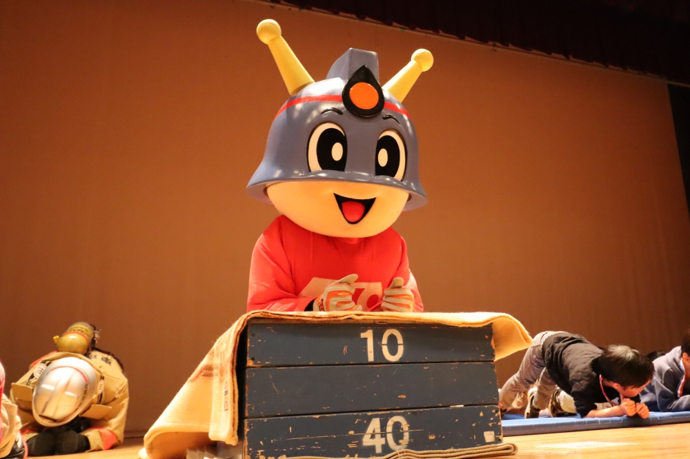 キュータと子供たちが一緒に体力錬成をしている様子