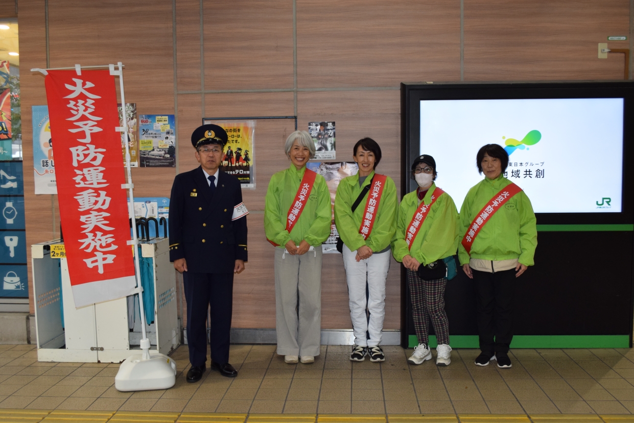 署長と防火女性の会の方との集合写真