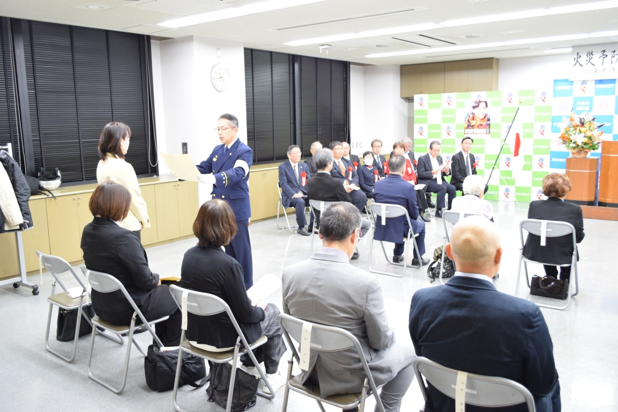 署長が感謝状を渡している様子