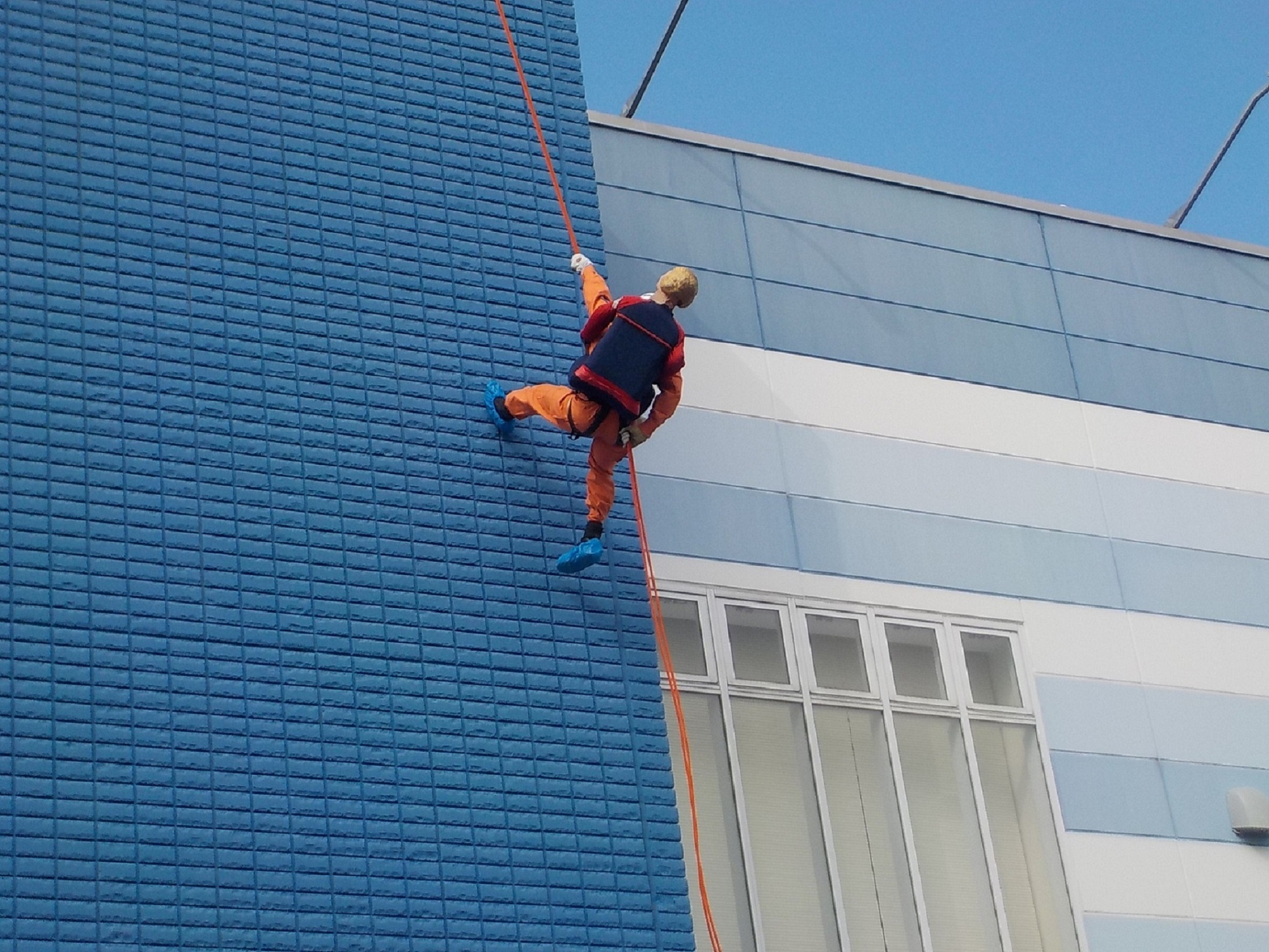 屋上からの救出訓練